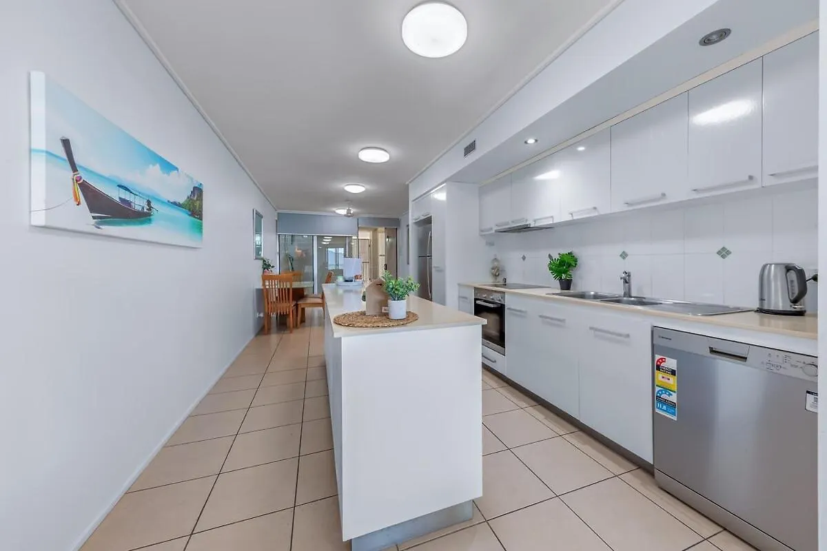 Apartment Seaviews At Searene, Spacious, Pool & Free Wifi Airlie Beach Australia